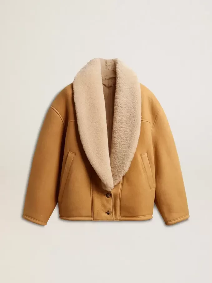 Damjacka i fårskinn med bred krage i shearling