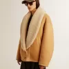Damjacka i fårskinn med bred krage i shearling