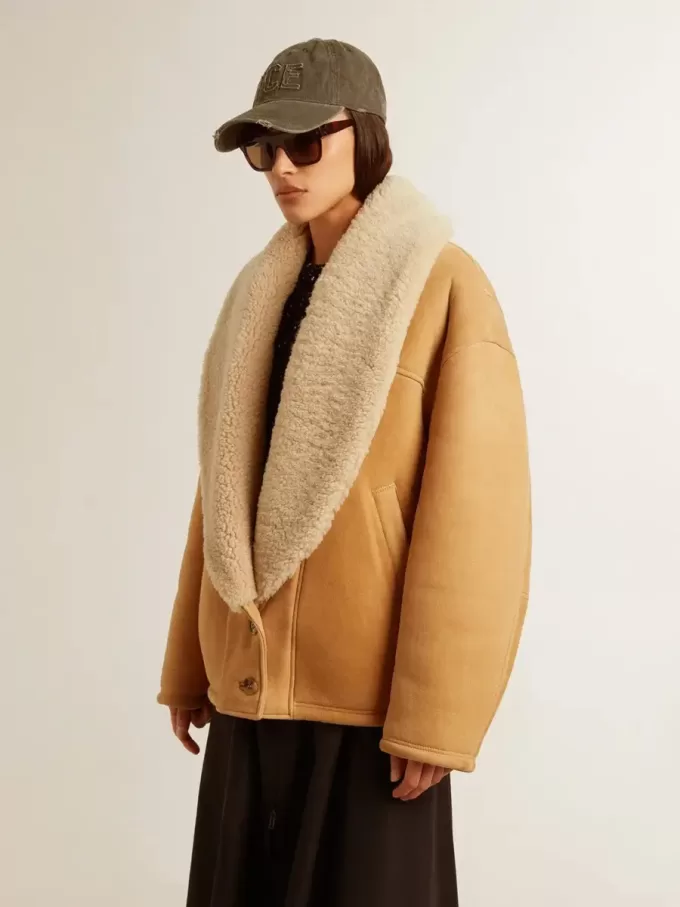 Damjacka i fårskinn med bred krage i shearling