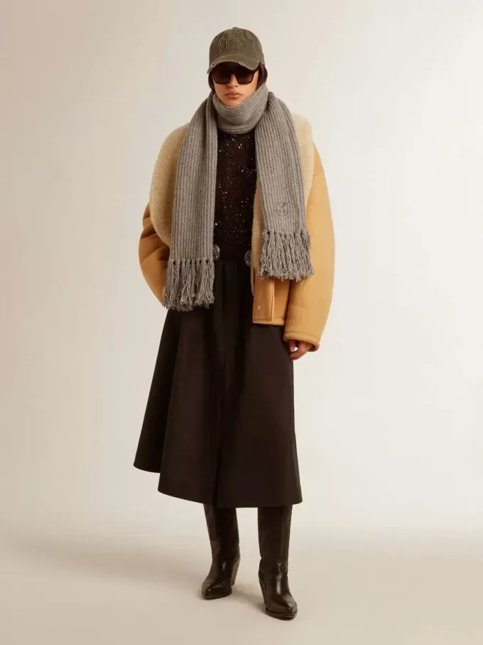 Damjacka i fårskinn med bred krage i shearling