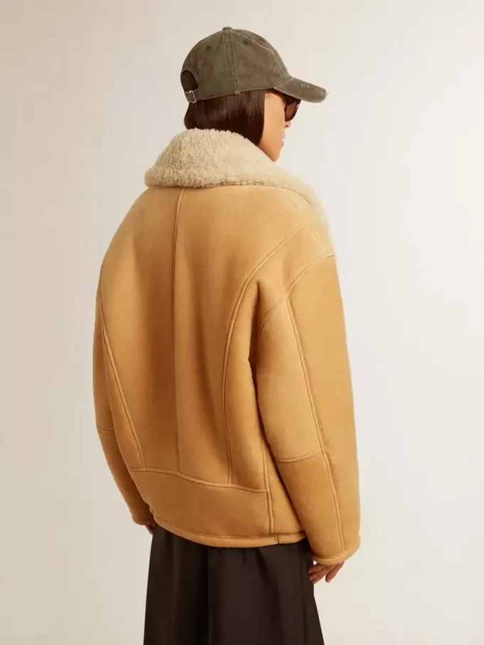 Damjacka i fårskinn med bred krage i shearling