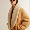 Damjacka i fårskinn med bred krage i shearling