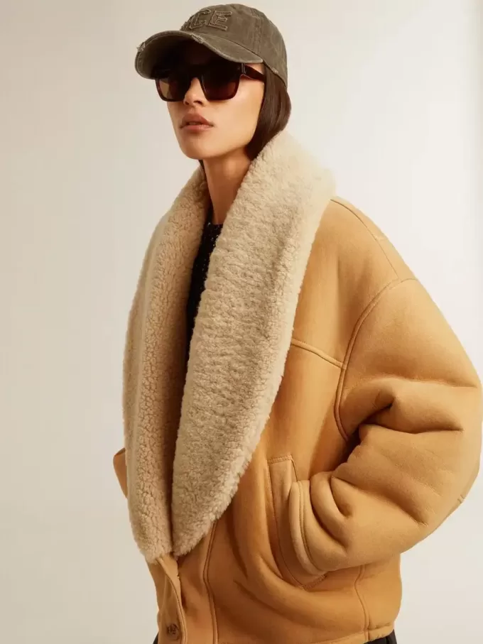 Damjacka i fårskinn med bred krage i shearling