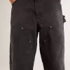 Damjeans i svart bomull med slitna detaljer och patchar fram Damjeans i svart bomull med slitna detaljer och patchar fram