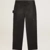 Damjeans i svart bomull med slitna detaljer och patchar fram Damjeans i svart bomull med slitna detaljer och patchar fram