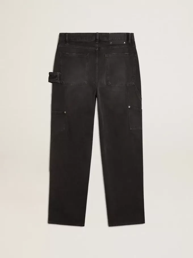 Damjeans i svart bomull med slitna detaljer och patchar fram Damjeans i svart bomull med slitna detaljer och patchar fram