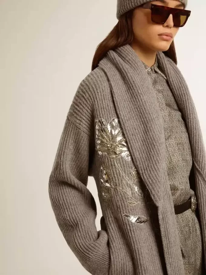 Damkofta i grå melerad ull med broderi på framsidan Damkofta i grå melerad ull med broderi på framsidan