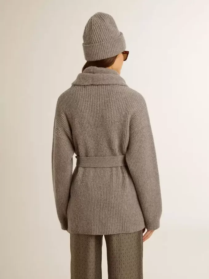 Damkofta i grå melerad ull med broderi på framsidan Damkofta i grå melerad ull med broderi på framsidan
