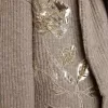 Damkofta i grå melerad ull med broderi på framsidan Damkofta i grå melerad ull med broderi på framsidan
