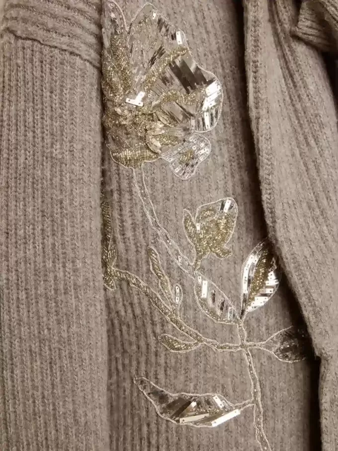 Damkofta i grå melerad ull med broderi på framsidan Damkofta i grå melerad ull med broderi på framsidan