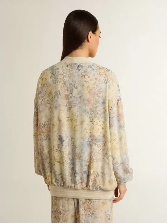 Damkofta med blommönster och broderier Damkofta med blommönster och broderier