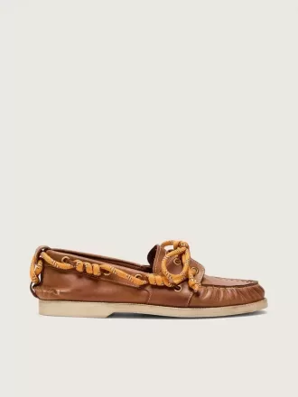 Damloafers i tobaksfärgat läder med orange vandringsskosnören