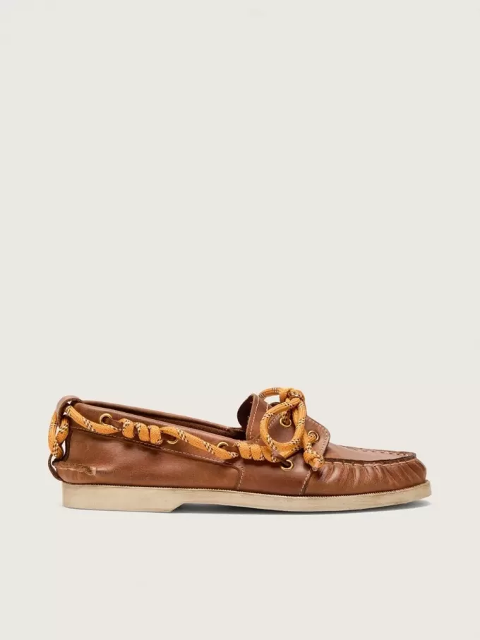 Damloafers i tobaksfärgat läder med orange vandringsskosnören Damloafers i tobaksfärgat läder med orange vandringsskosnören