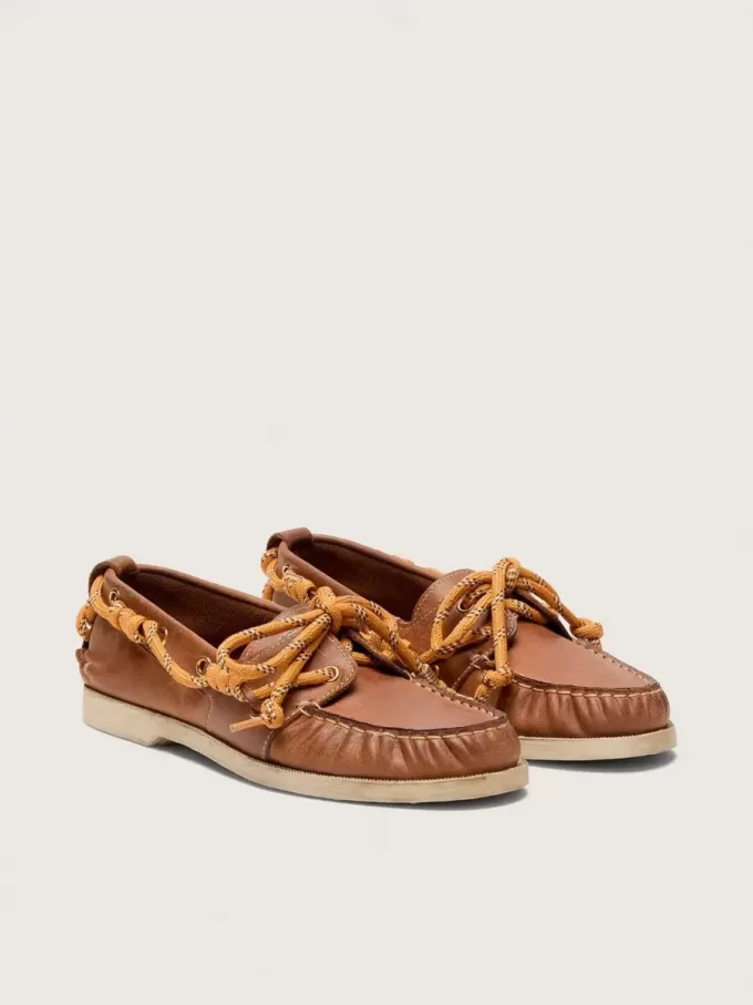 Damloafers i tobaksfärgat läder med orange vandringsskosnören Damloafers i tobaksfärgat läder med orange vandringsskosnören