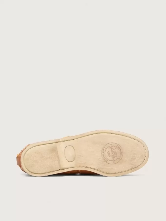 Damloafers i tobaksfärgat läder med orange vandringsskosnören Damloafers i tobaksfärgat läder med orange vandringsskosnören