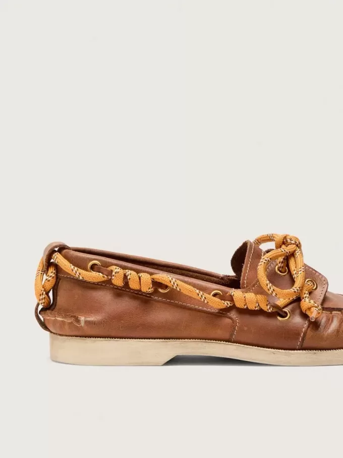 Damloafers i tobaksfärgat läder med orange vandringsskosnören Damloafers i tobaksfärgat läder med orange vandringsskosnören