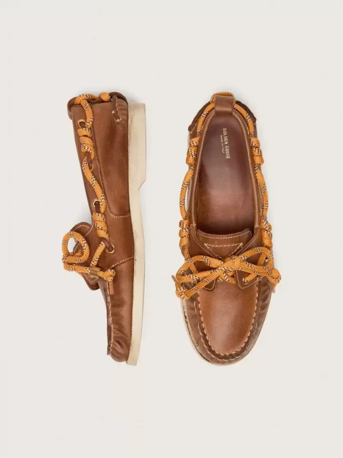 Damloafers i tobaksfärgat läder med orange vandringsskosnören Damloafers i tobaksfärgat läder med orange vandringsskosnören