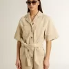 Damromper i beige denim med bälte och slitna kanter
