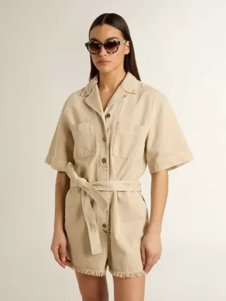 Damromper i beige denim med bälte och slitna kanter
