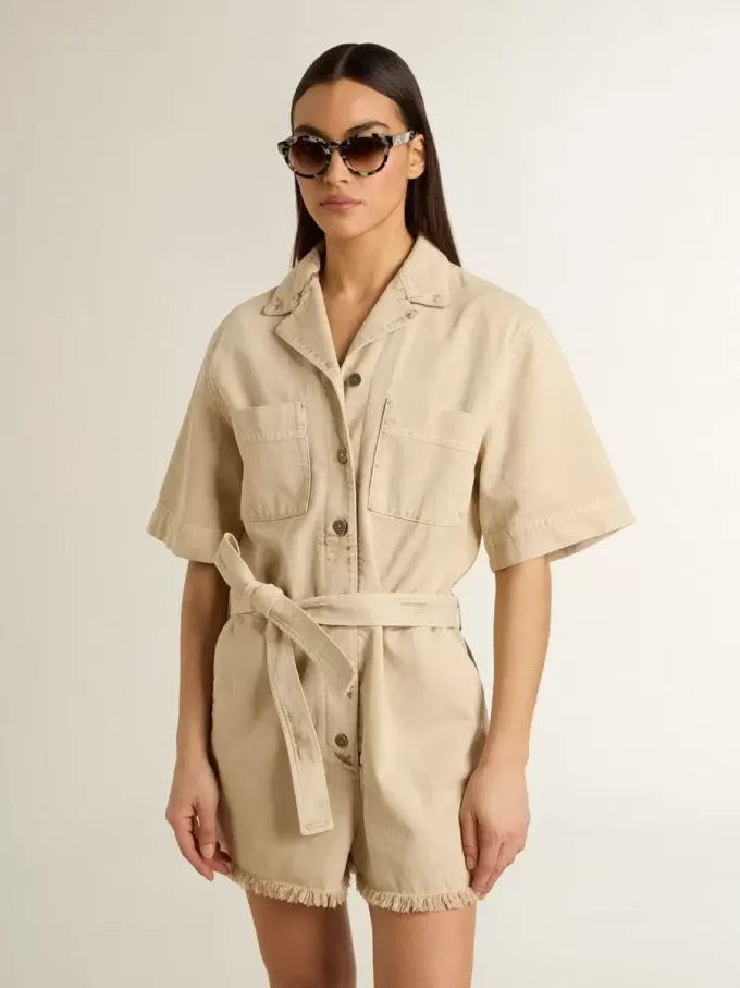 Damromper i beige denim med bälte och slitna kanter