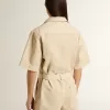 Damromper i beige denim med bälte och slitna kanter