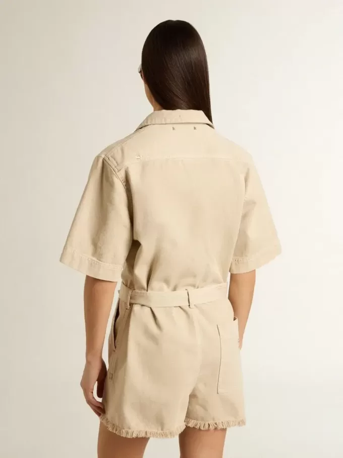 Damromper i beige denim med bälte och slitna kanter