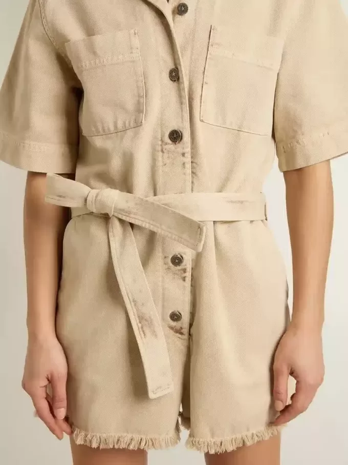 Damromper i beige denim med bälte och slitna kanter