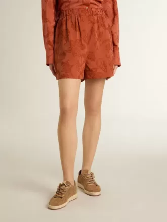 Damshorts i tegelröd jacquard med marint blommönster