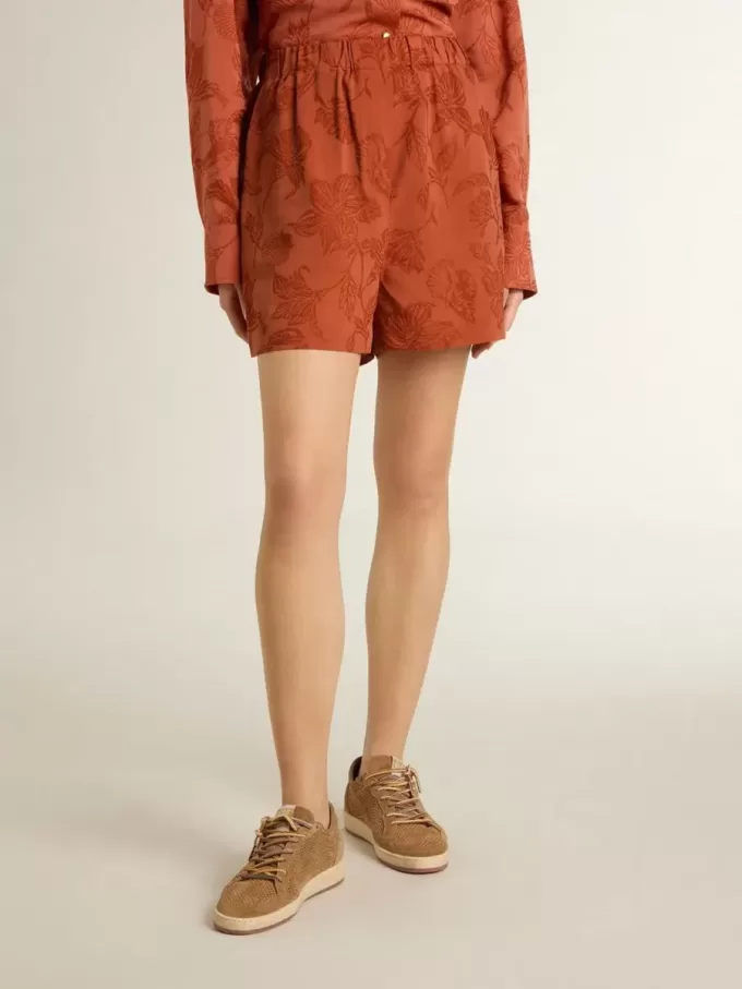 Damshorts i tegelröd jacquard med marint blommönster