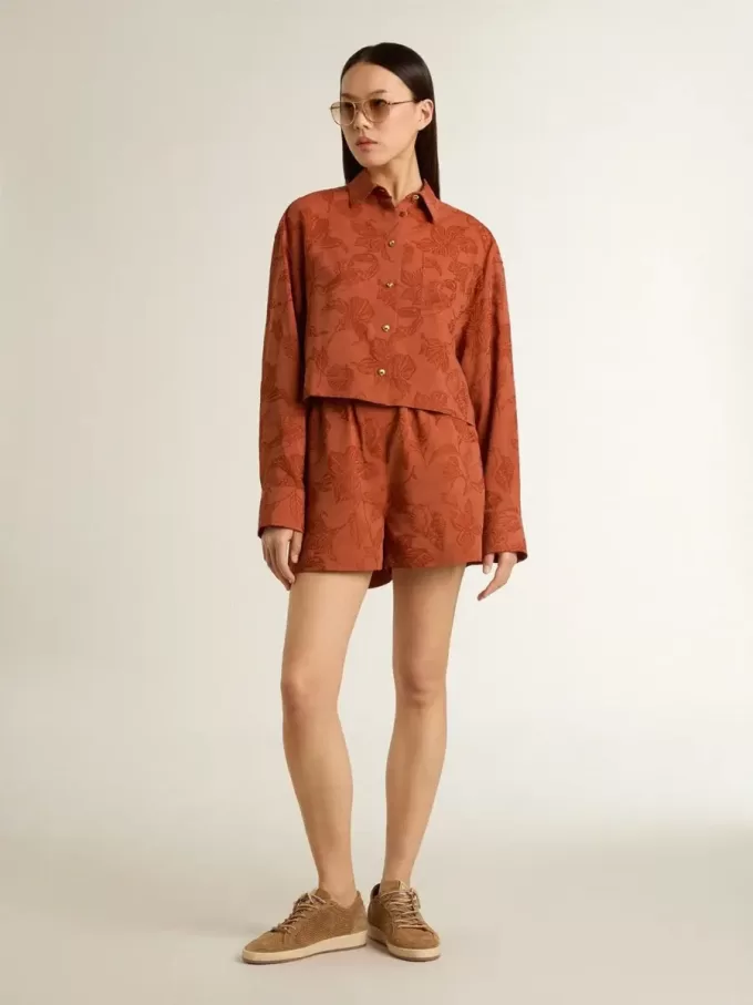 Damshorts i tegelröd jacquard med marint blommönster