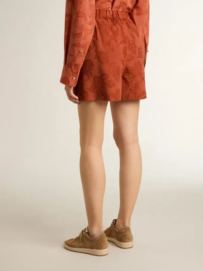 Damshorts i tegelröd jacquard med marint blommönster