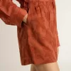 Damshorts i tegelröd jacquard med marint blommönster