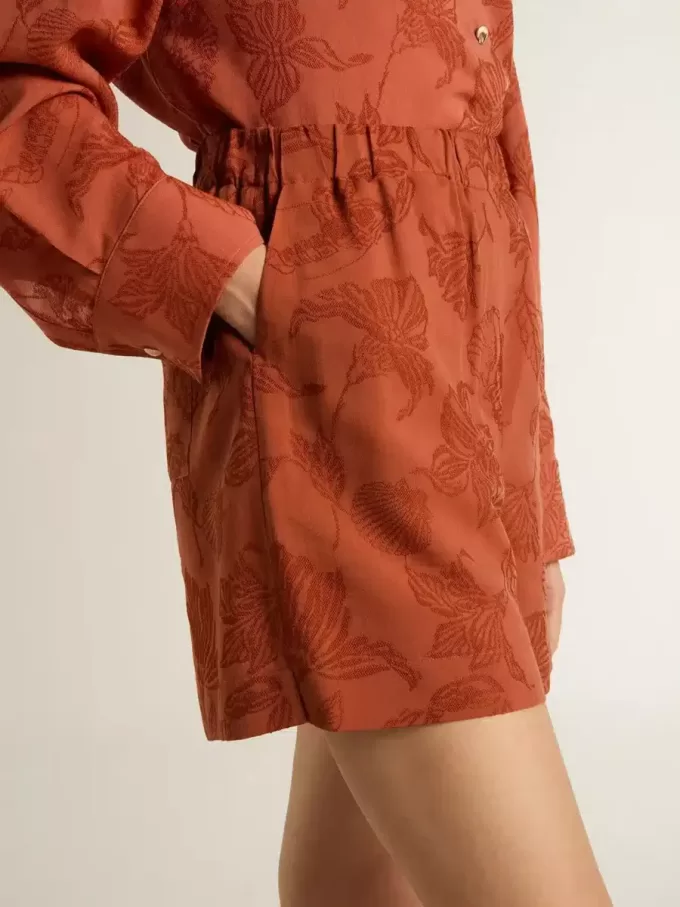 Damshorts i tegelröd jacquard med marint blommönster