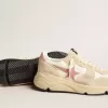 Damskor med löparsula i beige nylon med rosa läderstjärna och hälflik Damskor med löparsula i beige nylon med rosa läderstjärna och hälflik