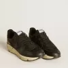 Damskor Running Sole i svart glitter med läderstjärna och nubuckklackflik Damskor Running Sole i svart glitter med läderstjärna och nubuckklackflik