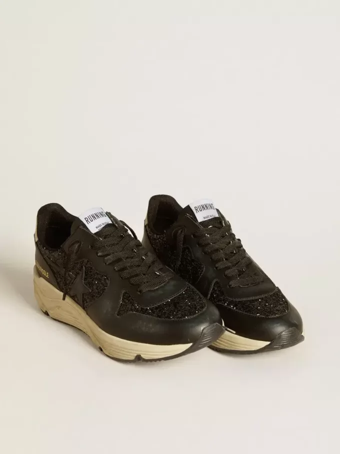 Damskor Running Sole i svart glitter med läderstjärna och nubuckklackflik Damskor Running Sole i svart glitter med läderstjärna och nubuckklackflik