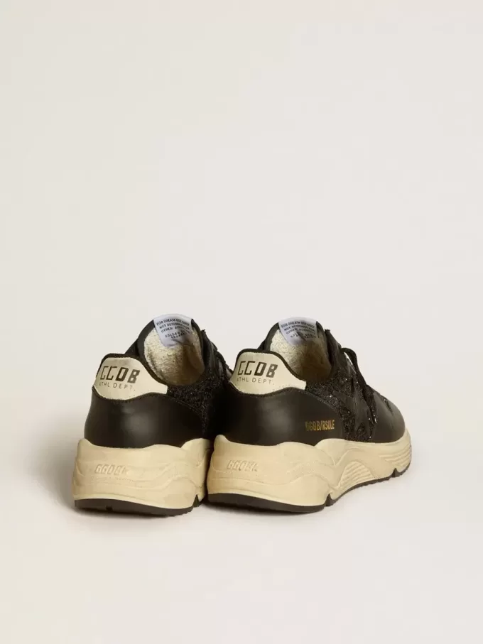 Damskor Running Sole i svart glitter med läderstjärna och nubuckklackflik Damskor Running Sole i svart glitter med läderstjärna och nubuckklackflik