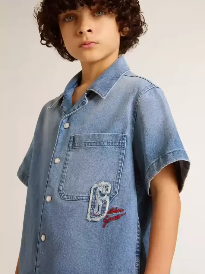 Denimshorts för barn med broderi på baksidan Denimshorts för barn med broderi på baksidan
