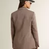 Dubbelknäppt damblazer i beige chevronullblandning Dubbelknäppt damblazer i beige chevronullblandning
