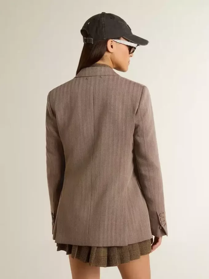 Dubbelknäppt damblazer i beige chevronullblandning Dubbelknäppt damblazer i beige chevronullblandning