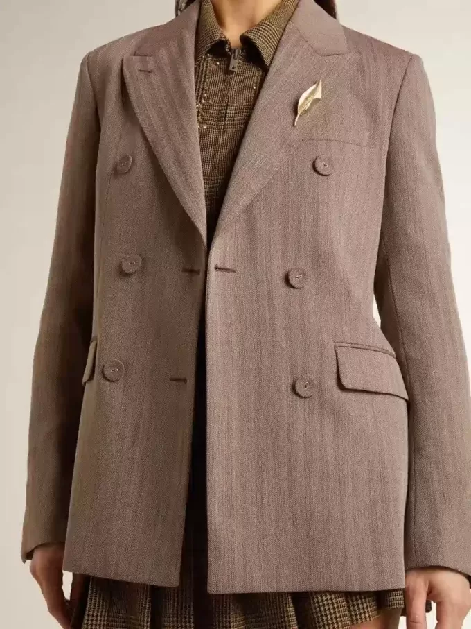 Dubbelknäppt damblazer i beige chevronullblandning Dubbelknäppt damblazer i beige chevronullblandning