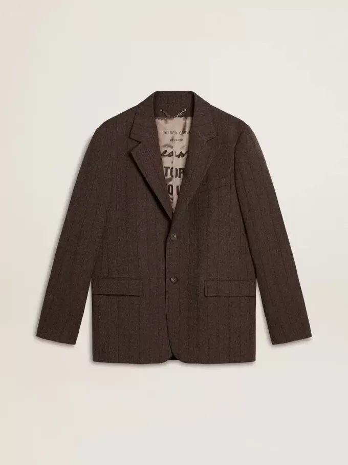 Enkelknäppt blazer för herr i mörkbrunt ulltyg med tunt randmönster Enkelknäppt blazer för herr i mörkbrunt ulltyg med tunt randmönster
