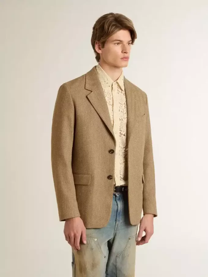 Enknäppt blazer för herr i sandfärgad linneblandning med chevronmönster. Enknäppt blazer för herr i sandfärgad linneblandning med chevronmönster.