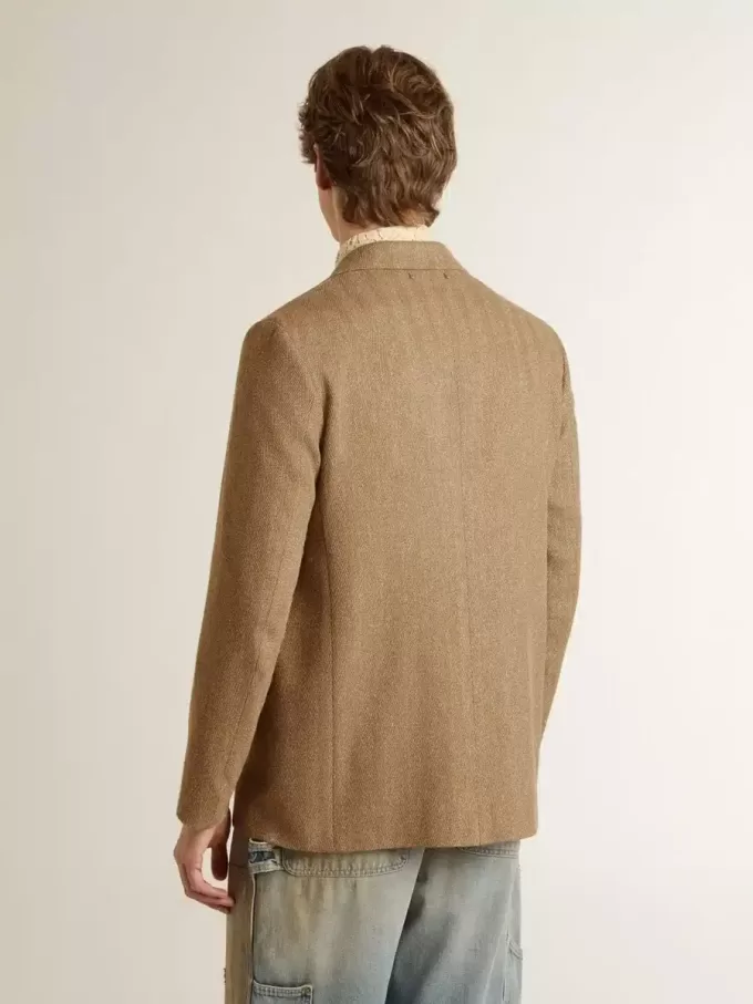 Enknäppt blazer för herr i sandfärgad linneblandning med chevronmönster. Enknäppt blazer för herr i sandfärgad linneblandning med chevronmönster.