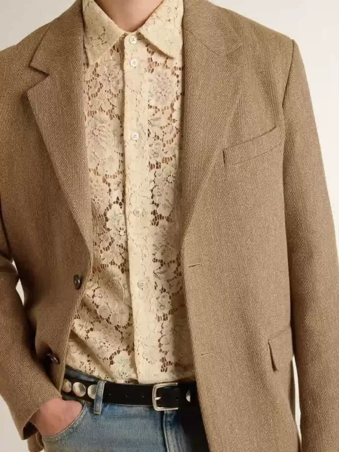 Enknäppt blazer för herr i sandfärgad linneblandning med chevronmönster. Enknäppt blazer för herr i sandfärgad linneblandning med chevronmönster.