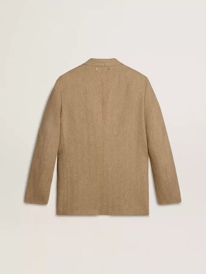 Enknäppt blazer för herr i sandfärgad linneblandning med chevronmönster. Enknäppt blazer för herr i sandfärgad linneblandning med chevronmönster.