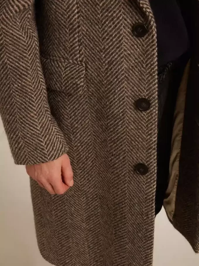 Enknäppt ullkappa för herr i beige och grå fiskbensmönster Enknäppt ullkappa för herr i beige och grå fiskbensmönster