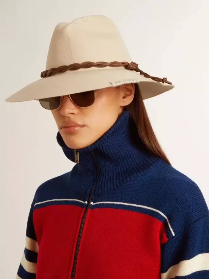 Fedora-hatt i pergamentfärg med läderband