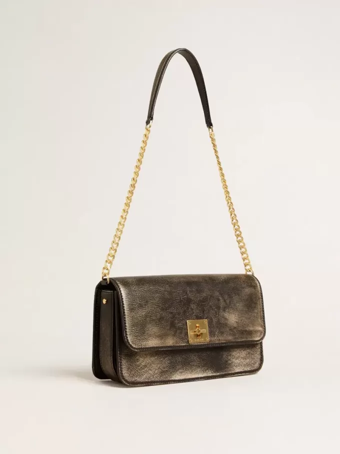 Gioia-väska i svart vintage-läder med gulddetaljer Gioia-väska i svart vintage-läder med gulddetaljer