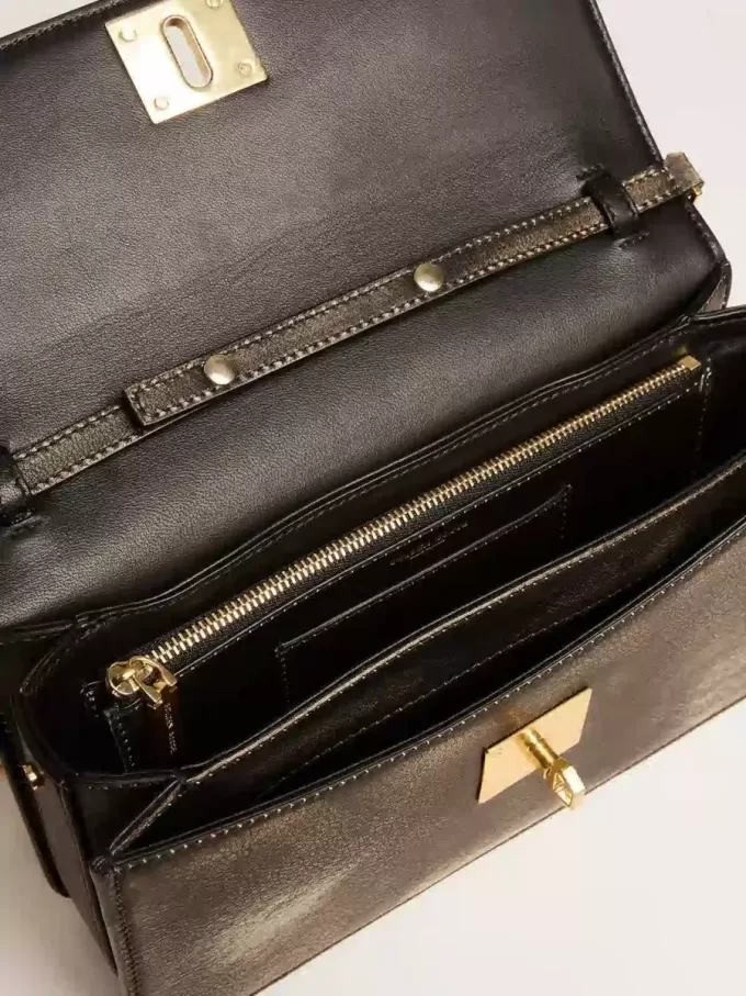 Gioia-väska i svart vintage-läder med gulddetaljer Gioia-väska i svart vintage-läder med gulddetaljer